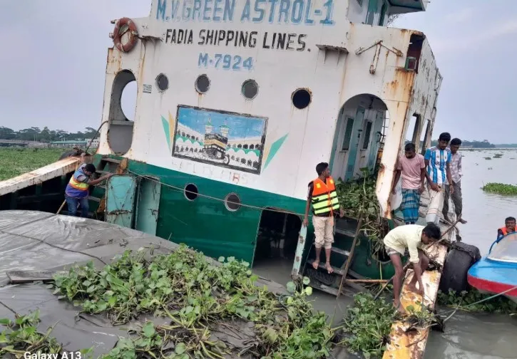 পিরোজপুরে কচা নদীতে ডুবন্ত জাহাজ থেকে যুবকের মরদেহ উদ্ধার